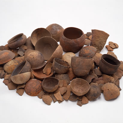 Kifune Jinja Archeological Site artifacts: Salt-making earthenware (Courtesy of Hyogo Prefectural Museum of Archeology)